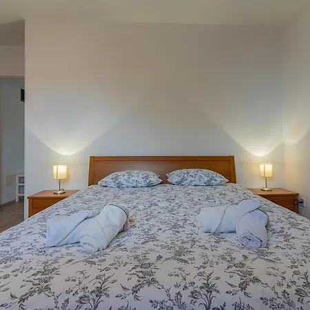 Utmar Apartment *