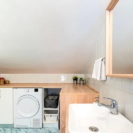 Utmar Apartment Cres